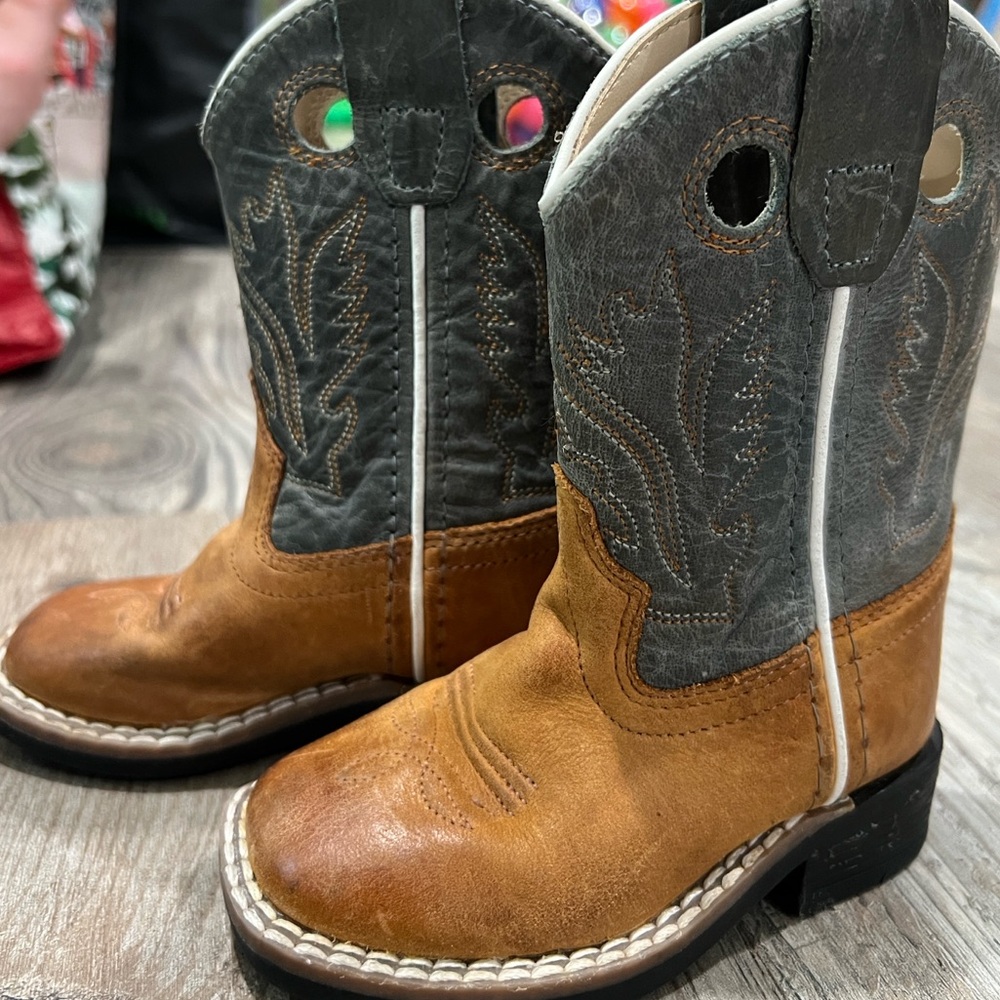 Cody James size 5 new boots